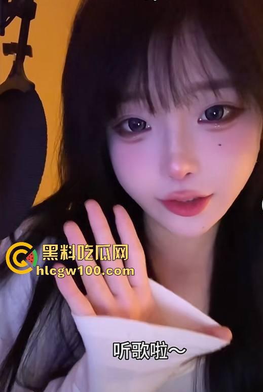 网红劲爆大瓜！！！抖音千万网红【你的欲梦】直播漏奶视频曝光，乳头黑黑的看来童锦成没少吸。-3