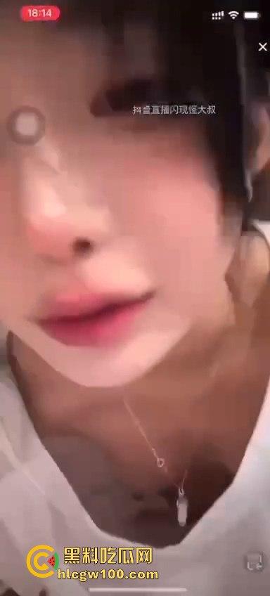 网红劲爆大瓜！！！抖音千万网红【你的欲梦】直播漏奶视频曝光，乳头黑黑的看来童锦成没少吸。-5