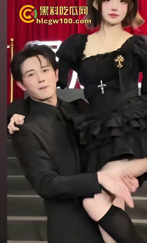 网红劲爆大瓜！！！抖音千万网红【你的欲梦】直播漏奶视频曝光，乳头黑黑的看来童锦成没少吸。-10