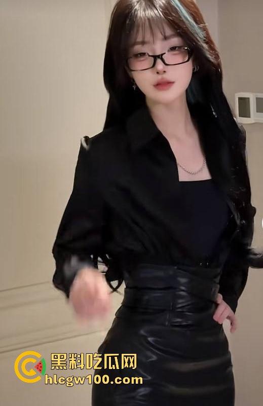 网红劲爆大瓜！！！抖音千万网红【你的欲梦】直播漏奶视频曝光，乳头黑黑的看来童锦成没少吸。-12