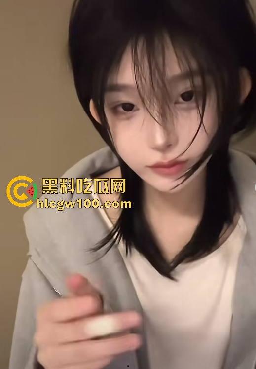 网红劲爆大瓜！！！抖音千万网红【你的欲梦】直播漏奶视频曝光，乳头黑黑的看来童锦成没少吸。-17