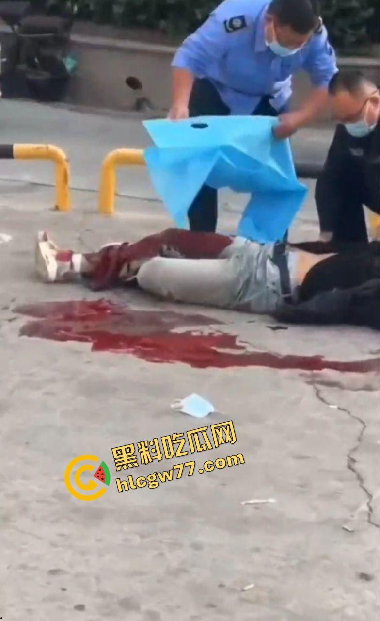 泰安万达精神小伙嚣张群殴致死！不让拍照还挑衅，血流成河把警察吓得腿软！-1