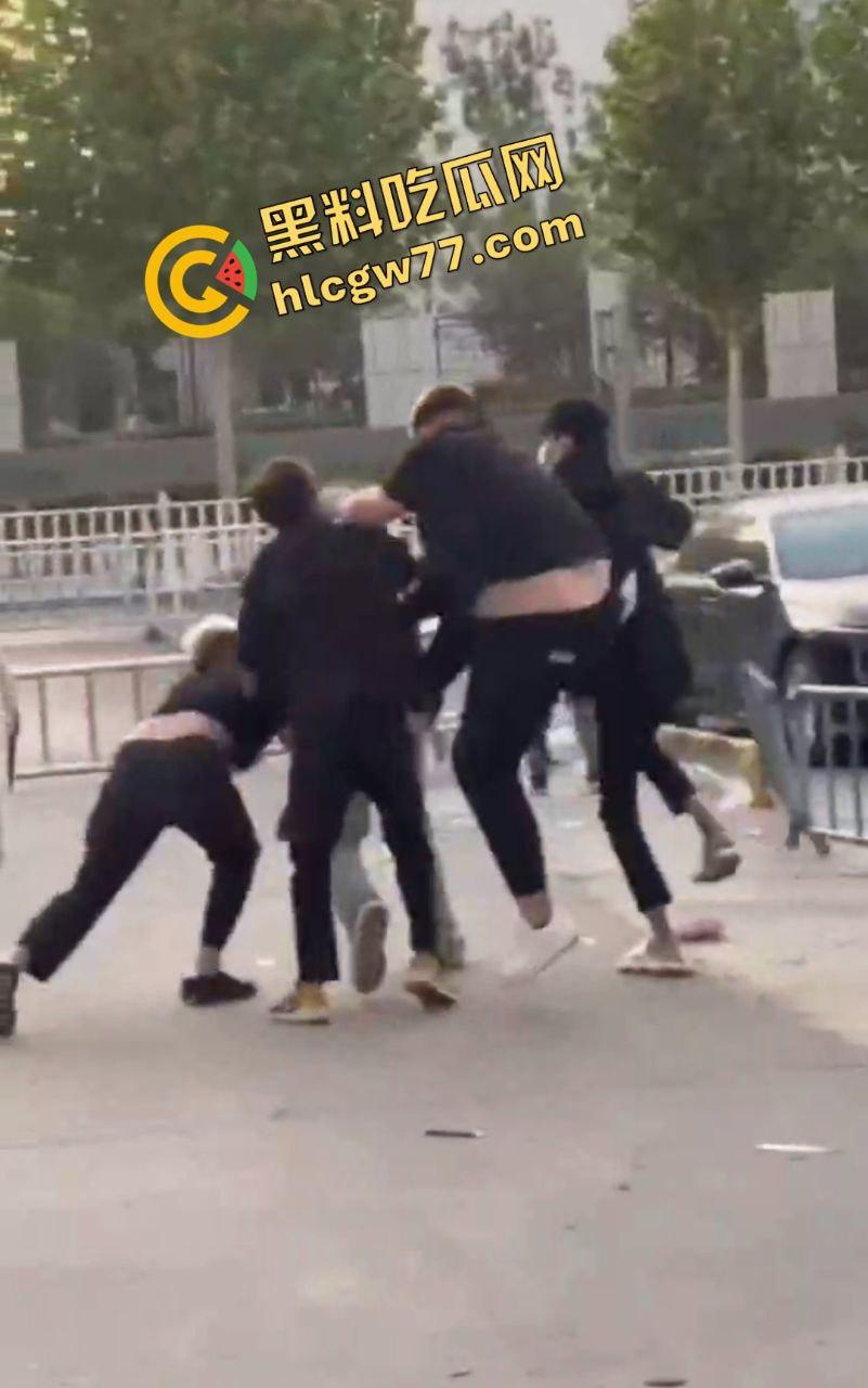 泰安万达精神小伙嚣张群殴致死！不让拍照还挑衅，血流成河把警察吓得腿软！-5