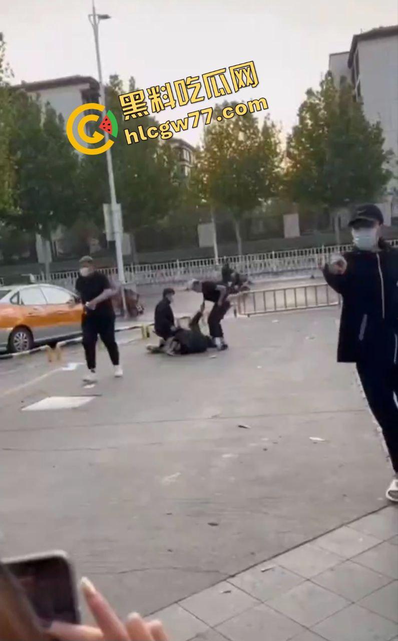 泰安万达精神小伙嚣张群殴致死！不让拍照还挑衅，血流成河把警察吓得腿软！-6