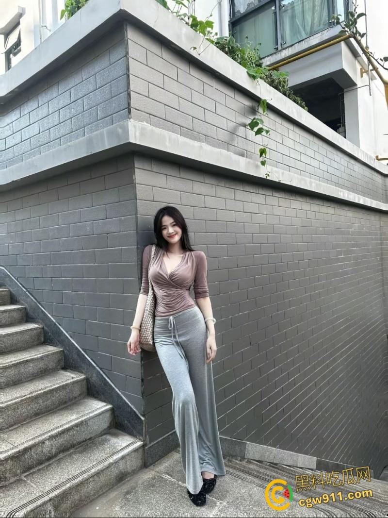 太原理工大学【李雪影】，饥渴母狗沉迷约炮，被炮友花式调教，狗链掐脖跳蛋玩肛塞，脖子全是草莓印 ！-1