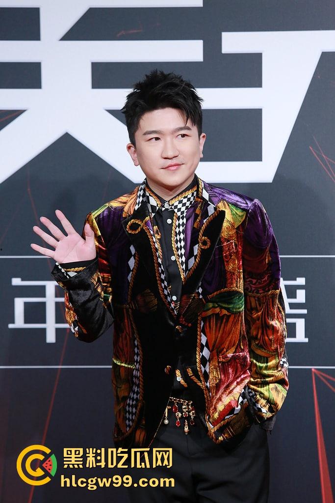 抖音黄毛毛自爆，6000万粉丝顶流男艺人『张大大』酒店暴打女编剧，2小时枕头玻璃杯狂砸，逼她下跪道歉！-18