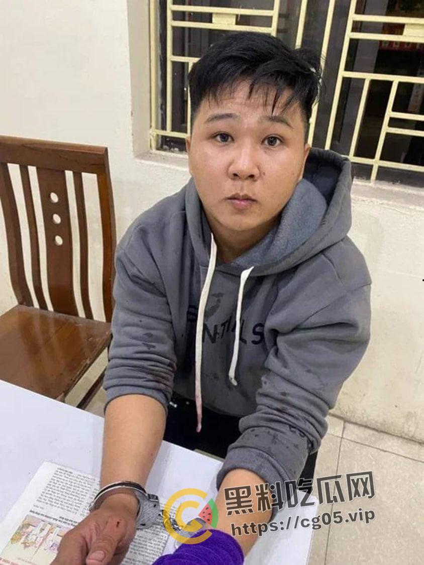 越南第一狠人！前男友怒砍现任狗男女 人狠刀快  血直接喷的满地都是  现场血腥画面曝光-11