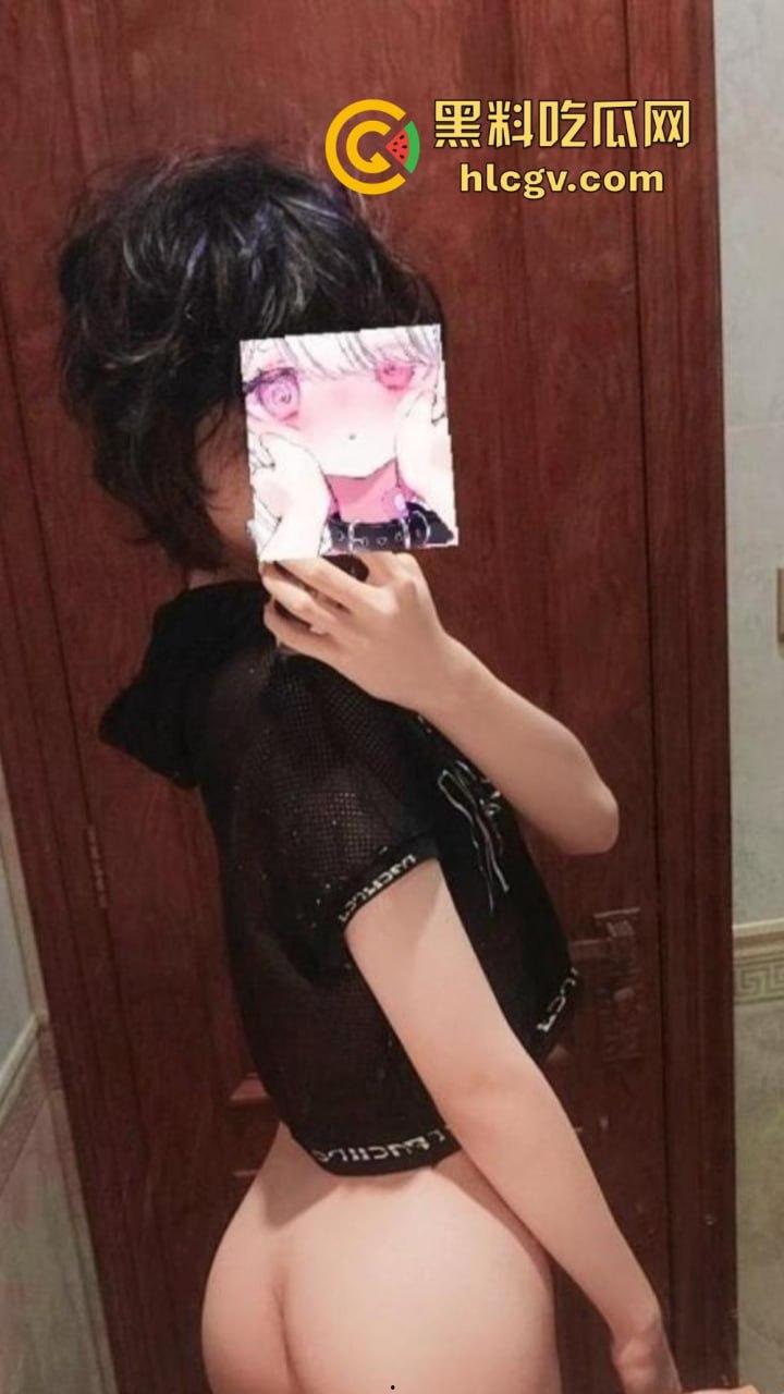 广州动漫星城厕所门事件，TScoser『鹅宝不是鹅』免费提供屁眼享受，男厕排队操！-6