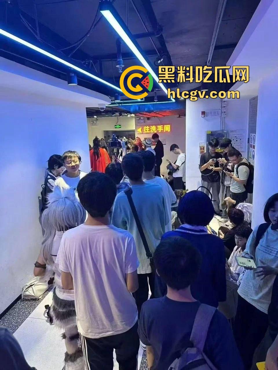 广州动漫星城厕所门事件，TScoser『鹅宝不是鹅』免费提供屁眼享受，男厕排队操！-11