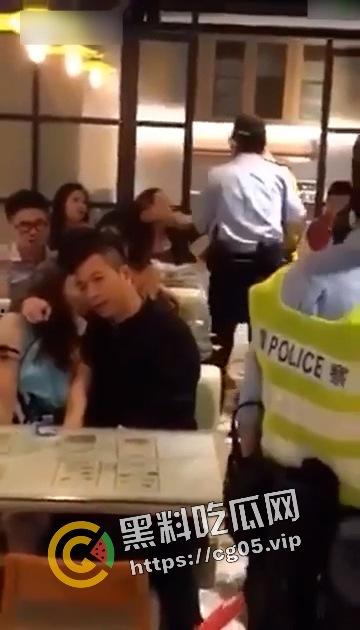香港 LFC 茶楼内男子和喝醉的cos女孩当着警擦面抠逼 热吻-5