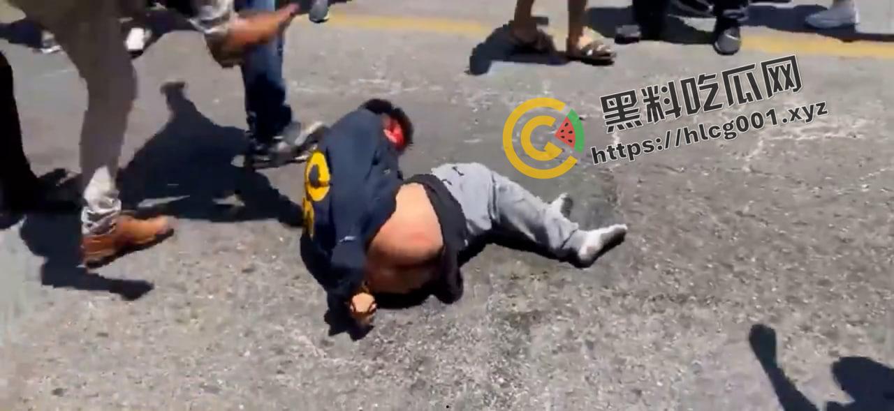 外网大瓜！墨西哥夫妇绑架邻居8岁女孩要钱还撕票 被抓住后当街暴打私刑至死  奶子都打烂了 活该被打死 现场直达-3