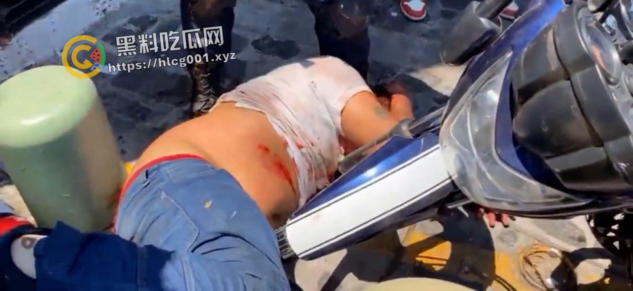 外网大瓜！墨西哥夫妇绑架邻居8岁女孩要钱还撕票 被抓住后当街暴打私刑至死  奶子都打烂了 活该被打死 现场直达-6