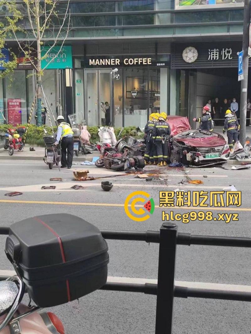 突发！人都飞出去了!上海一出租车撞上隔离石墩 驾驶员死亡!-5