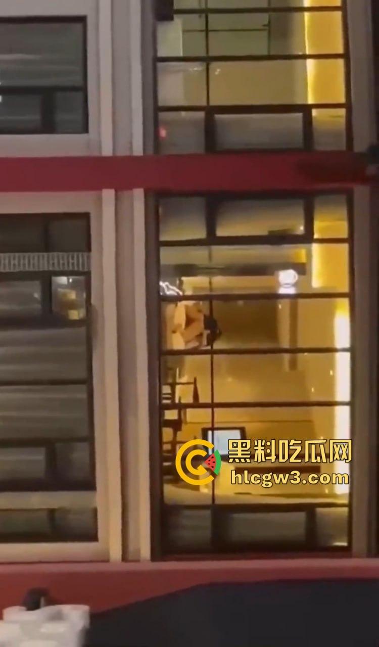 惠州朗曼酒店窗帘不拉直接开干 情侣奶子贴玻璃后入猛操，楼下一群吃瓜群众围观姿势秀到飞起！-3