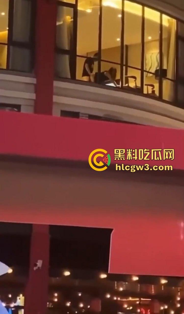 惠州朗曼酒店窗帘不拉直接开干 情侣奶子贴玻璃后入猛操，楼下一群吃瓜群众围观姿势秀到飞起！-6