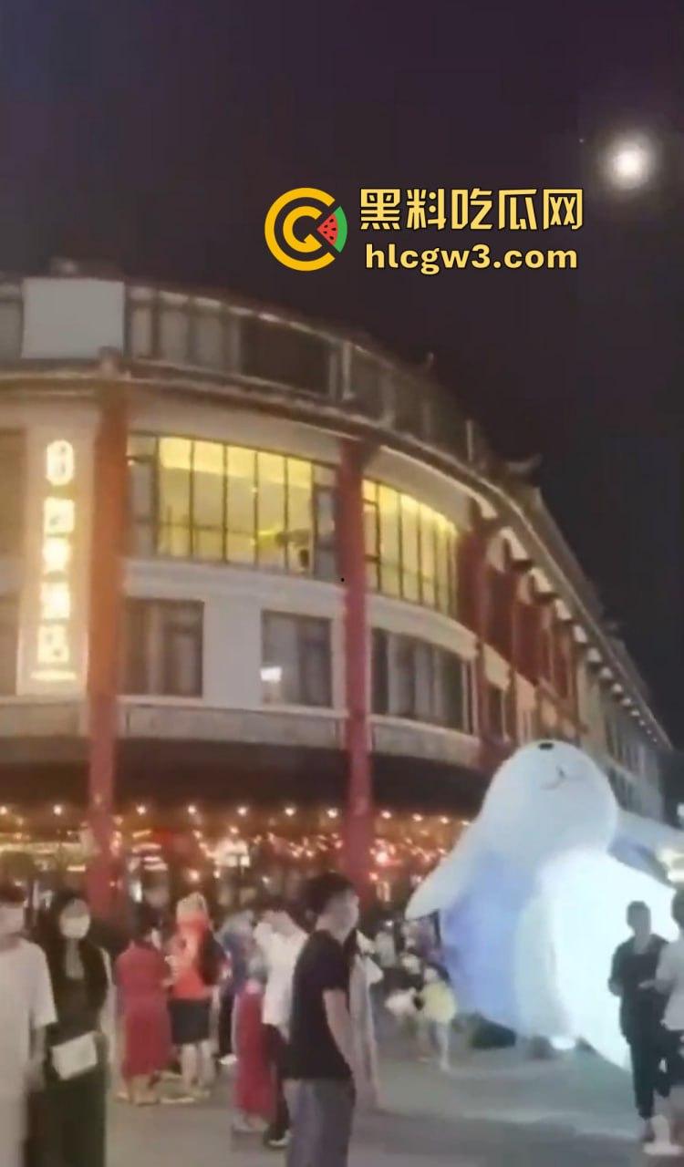 惠州朗曼酒店窗帘不拉直接开干 情侣奶子贴玻璃后入猛操，楼下一群吃瓜群众围观姿势秀到飞起！-8