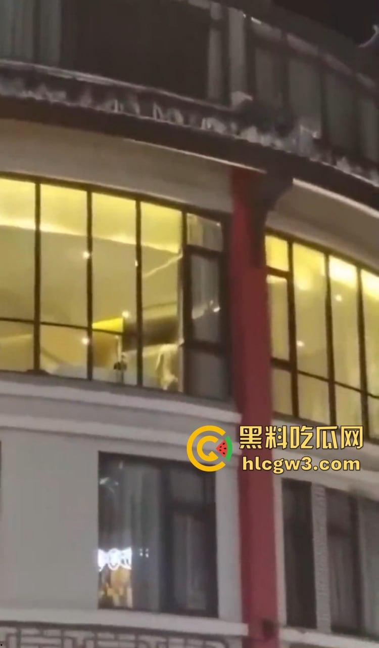 惠州朗曼酒店窗帘不拉直接开干 情侣奶子贴玻璃后入猛操，楼下一群吃瓜群众围观姿势秀到飞起！-9